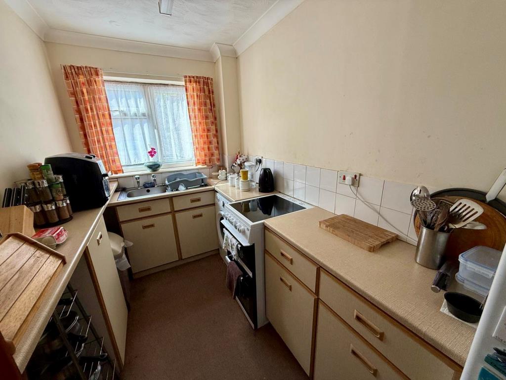 Lot: 68 - FREEHOLD INVESTMENT - PURPOSE-BUILT BLOCK OF TWO FLATS - Ground floor flat kitchen